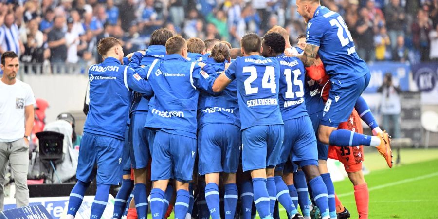 Die Karlsruher Mannschaft bejubelt den Treffer zur 1:0-Führung durch Philip Heise.