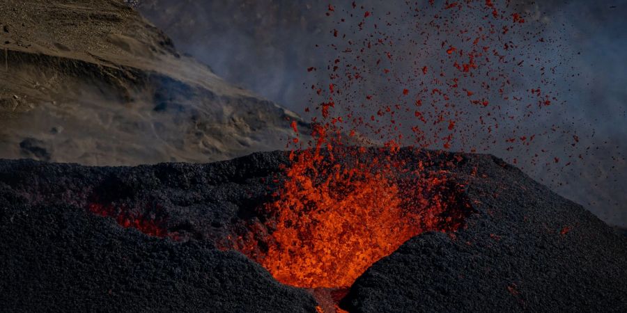 Magma strömt auf der Halbinsel Reykjanes aus einem herzförmigen Krater des Vulkans Fagradalsfjall nach einem Ausbruch aus einer neuen Spalte.