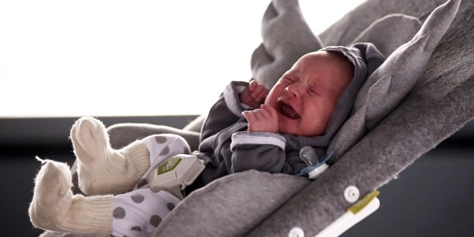 Japanische Forschende haben eine minutengenaue Anleitung zum Beruhigen weinender Babys haben ausgearbeitet. Die Hälfte verfällt sogar in einen Schlaf. schlaf