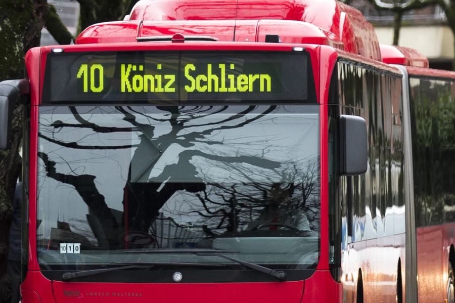 Sie ist in einem Bus der Linie 10 in Bern unterwegs – aber die Sitzplätze sind ihr viel zu hoch.