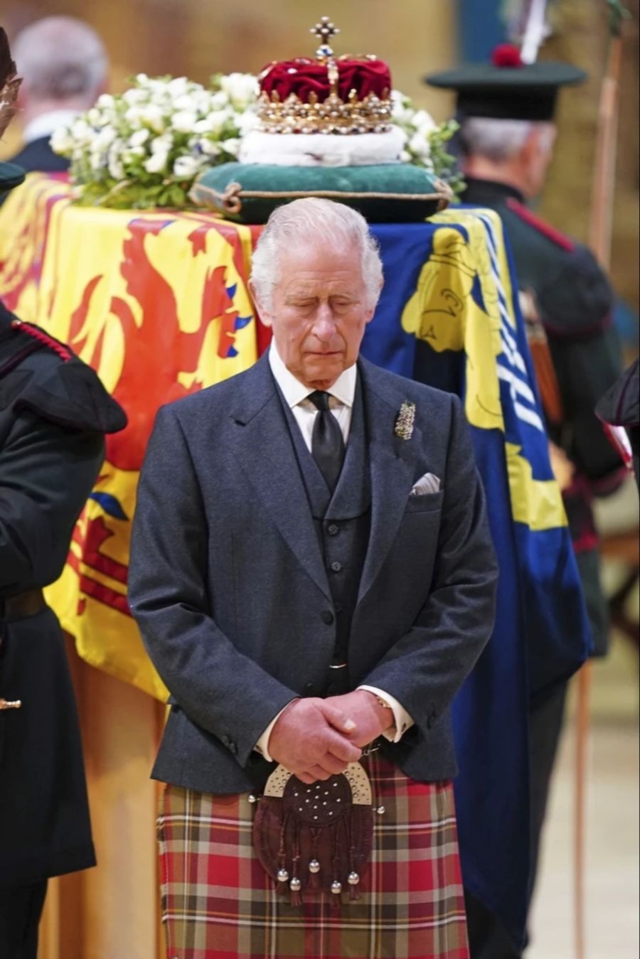 King Charles bei der Totenwache für seine Mutter, Queen Elizabeth, in Schottland.