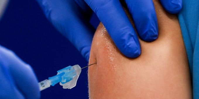 Eine Frau wird gegen das Coronavirus geimpft. Eine Frau wird gegen das Coronavirus geimpft.