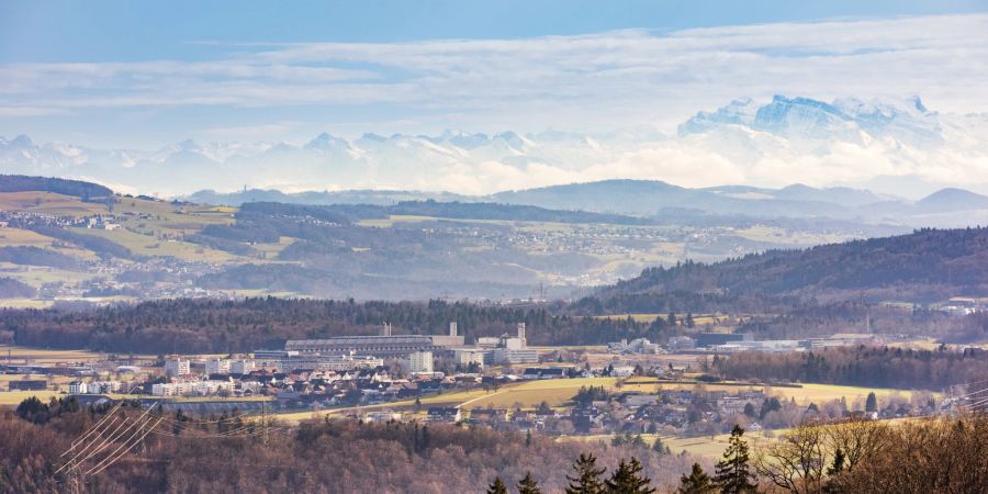 Blick auf Industriegebiete der Gemeinden Birr und Lupfig.