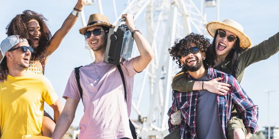 Sonnenschutz, luftige Kleidung und eine Kopfbedeckung sind bei einem Festival ein Muss.