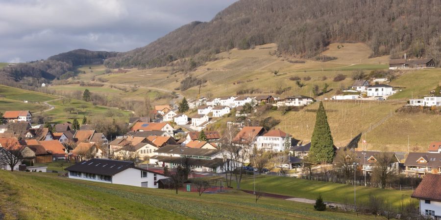 Die Schulanlage und das Gemeindehaus in Thalheim. Die Gemeinde verfügt über einen Kindergarten und eine Primarschule.