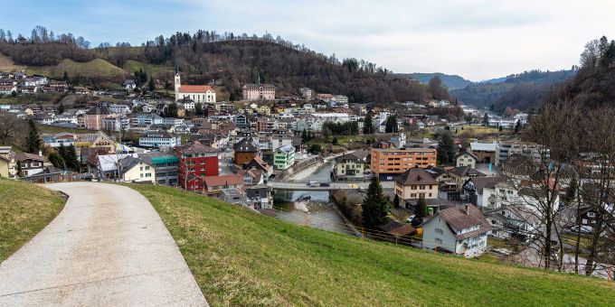 Blick in Richtung Osten auf Wolhusen mit der katholischen Kirche, dem Josefshaus hinten links und rechts der Emme. Blick in Richtung Osten auf Wolhusen mit der katholischen Kirche, dem Josefshaus hinten links und rechts der Emme.