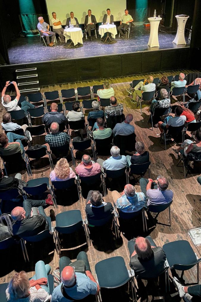 Podiumsdisskusion Energieforum Gebäude, E-Mobilität an der Seeland E-Mobilitätsshow Lyss 2022.