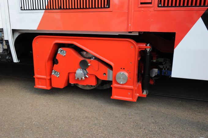 Bei jeder einzelnen Kurve, die ein Tram oder ein Zug macht, werden die Räder so ins Tramgleis gedrückt bzw. entlang der Zugschiene ausgerichtet, dass sich die Achse und somit die Fahrtrichtung dreht. Diese starke Reibung zwischen Rad und Schiene verursacht Lärm, Feinstaub, Vibration im Fahrzeug und im Boden inkl. nahestehenden Gebäuden sowie hohe Wartungskosten. Hier will Traila Abhilfe schaffen. Traila Schweizer Technologie