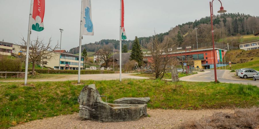 Das Zentrum von Altbüron im Hintergrund die Mehrzweckhalle Hiltbrunnen.