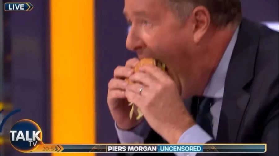 Provokant: Piers Morgan beisst in einen BigMac.