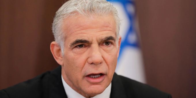 Israels Ministerpräsident Jair Lapid spricht während einer Kabinettssitzung im Büro des Premierministers. Israels Ministerpräsident Jair Lapid spricht während einer Kabinettssitzung im Büro des Premierministers.