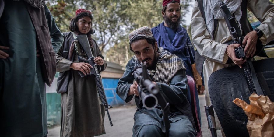 Ein junger Taliban-Kämpfer zielt zum Spass mit seinem Gewehr in Richtung Fotograf, während er vor einer Polizeistation in Kabul Wache hält.