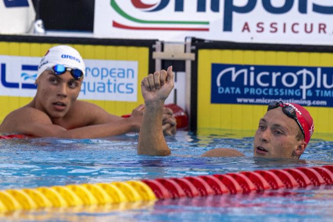 Antonio Djakovic (r) feiert seinen zweiten Platz hinter dem Sieger David Popovici (l) im Final über 200 m Freistil an den Schwimm-Europameisterschaften am Montag, 15. August 2022, in Rom, Italien. antonio djakovic schwimmweltmeisterschaften