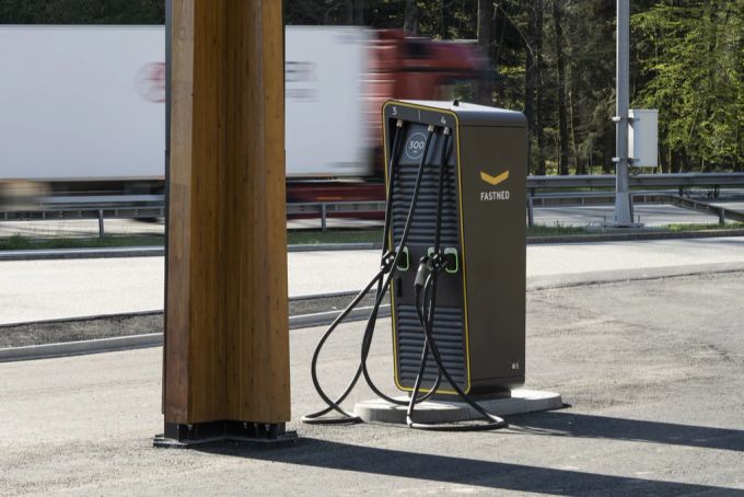 Eine Fastned-Ladesäule mit Gleichstrom (DC für direct current). E-Mobilität Gleichstrom
