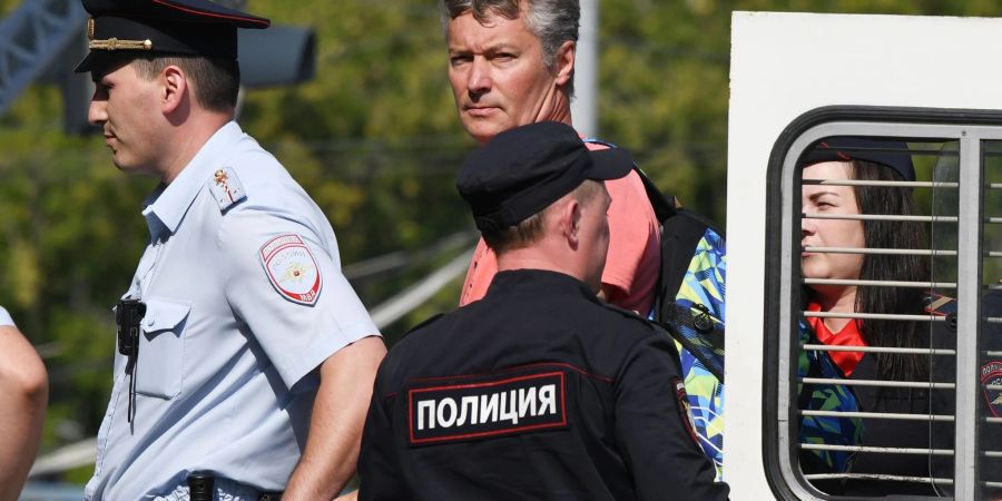 Jewgeni Roisman (m.) wird von Polizisten zu einem Gerichtsgebäude in Jekaterinburg geführt.