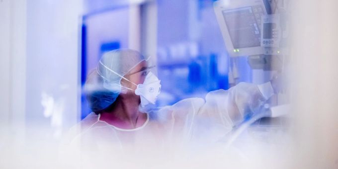 Eine Intensiv-Krankenschwester betreut einen Covid-19-Patienten auf der Intensivstation des Gemeinschaftskrankenhauses Havelhöhe in Berlin. Eine Intensiv-Krankenschwester betreut einen Covid-19-Patienten auf der Intensivstation des Gemeinschaftskrankenhauses Havelhöhe in Berlin.