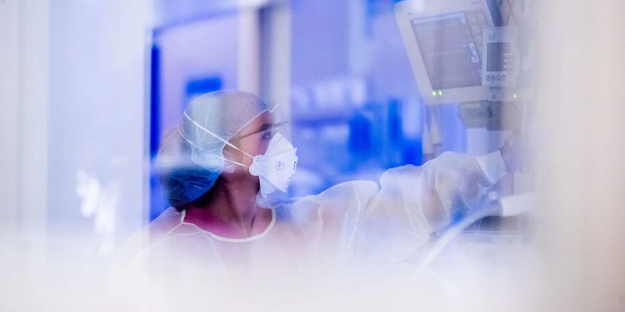 Eine Intensiv-Krankenschwester betreut einen Covid-19-Patienten auf der Intensivstation des Gemeinschaftskrankenhauses Havelhöhe in Berlin.