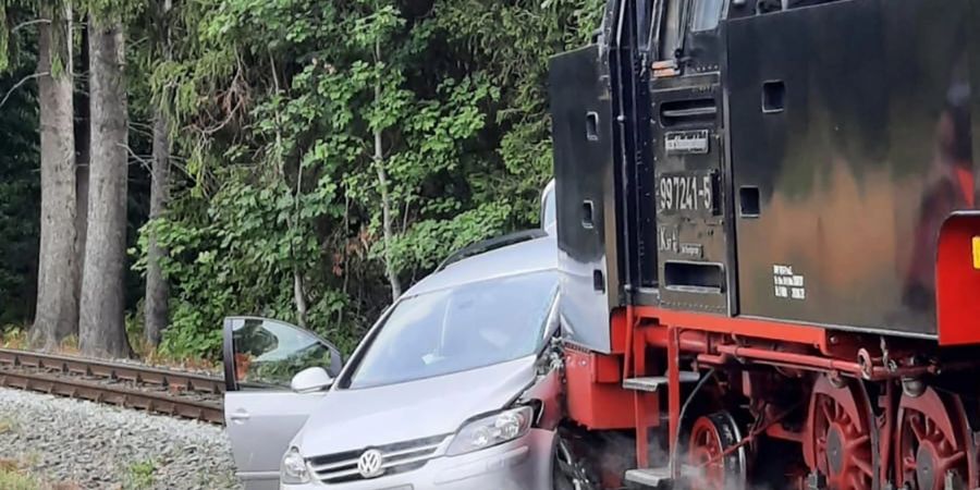 Ein Auto kollidierte im Harz mit einer Dampflok.