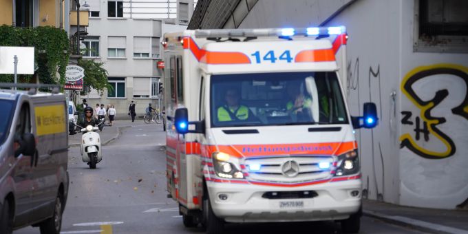 Bei dem Unfall zwischen einem Auto und einem Roller wurde eine Person verletzt. unfall