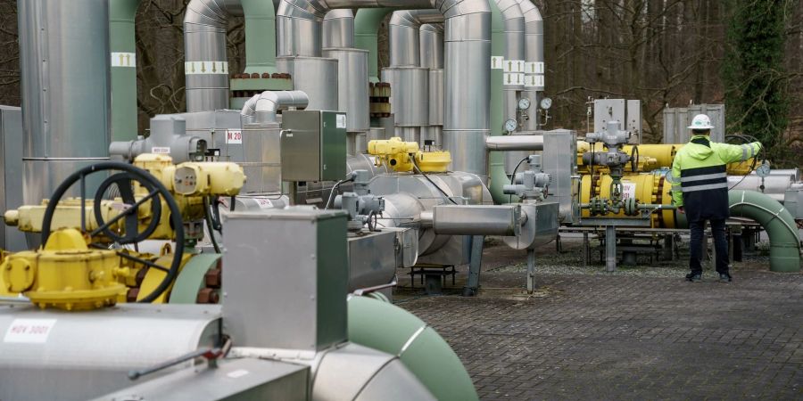 Ein Mitarbeiter der Stadtwerke Kiel führt an den Leitungen des Gasspeichers der Stadtwerke Messungen durch.