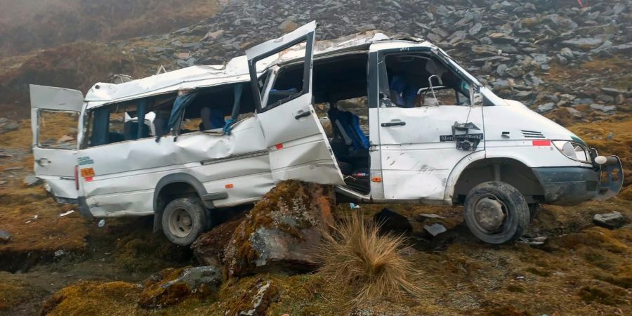 Ein Bus, in dem Touristen von Machu Picchu nach Cuzco transportiert wurden, ist von einer Klippe gestürzt. Das Foto wurde von der peruanischen Polizei veröffentlicht.