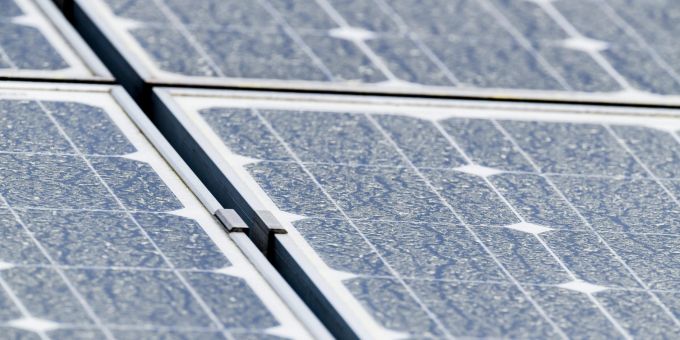 Wer möglichst viel aus seiner Solaranlage herausholen möchte, sollte regelmässig prüfen, ob die Kollektoren wirklich noch sauber sind. Solaranlage Modul Dach Kollektor