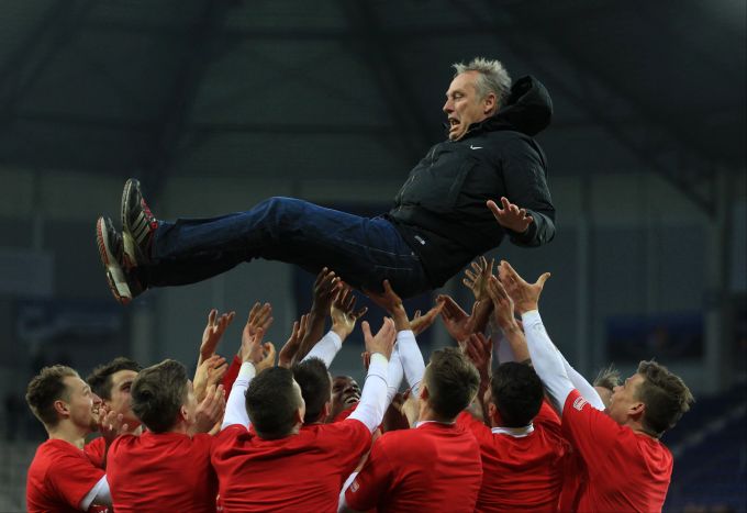 Christian Streich wird nach dem direkten Wiederaufstieg mit dem SC Freiburg von den Spielern gefeiert Christian Streich SC Freiburg