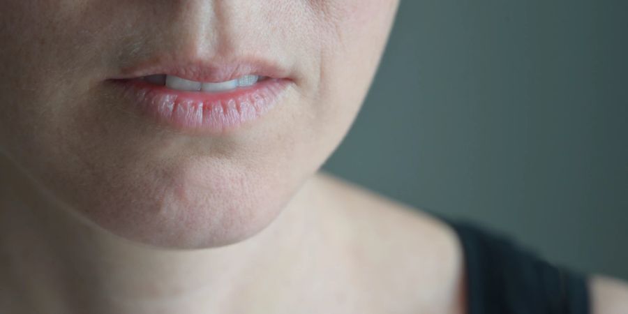 Sowohl Hormone als auch der erhöhte Flüssigkeitsbedarf während der Schwangerschaft begünstigen einen trockenen Mund.