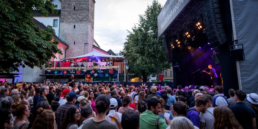 Funk und R’n’B auf dem Kirchplatz mit Willie J Healey (UK).