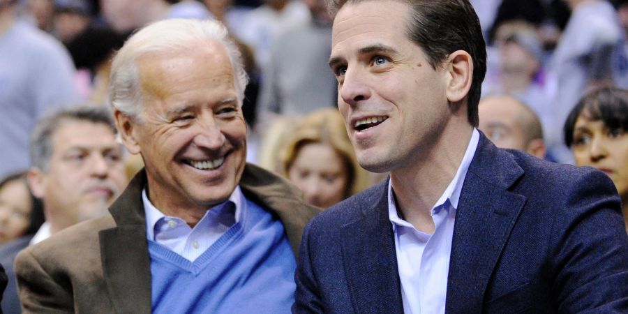 Joe Biden, damals Vizepräsident der USA, und sein Sohn Hunter bei einem Basketballspiel.