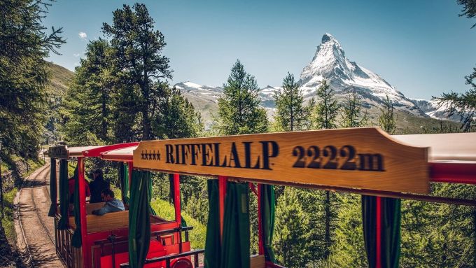 Das Dessert wird im «Riffelalp Resort» serviert, das du von der Zwischenstation Riffelalp entweder in 10 Minuten zu Fuss erreichst oder mit dem «Riffelalp Tram», Europas höchstgelegenem und kürzestem Tram. Gornergrat Bahn