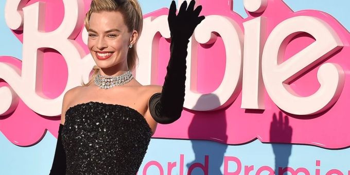 Margot Robbie winkt bei der Weltpremiere von «Barbie» ins Publikum. Margot Robbie "Barbie"