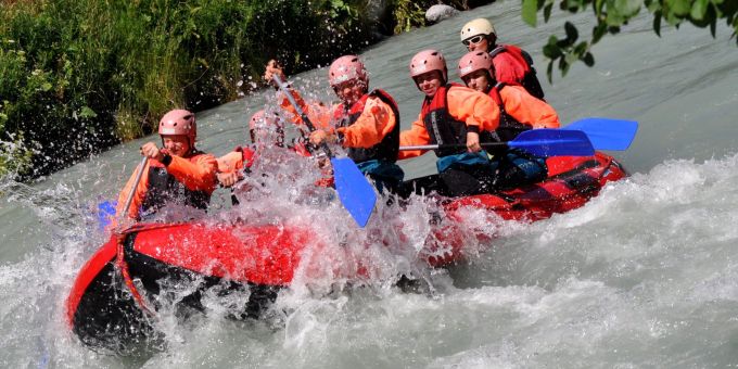 Die Schweiz hat auf dem Wasser viel zu bieten, zum Beispiel eine River Rafting Tour in Goms. River Rafting