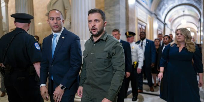 Hakeem Jeffries (2.v.l), Minderheitenführer des US-Repräsentantenhauses, begrüsst Wolodymyr Selenskyj im Kapitol. selenskyj washington