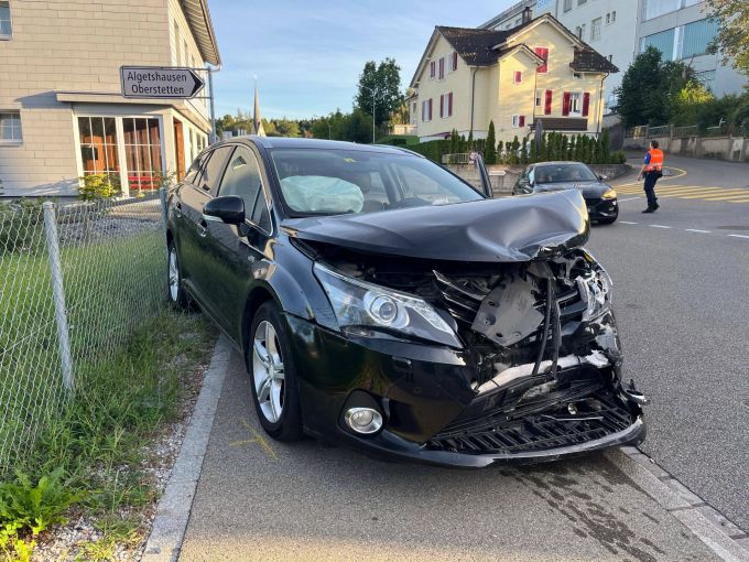 An den beiden Autos entstand ein Totalschaden. Totalschaden nach Unfall