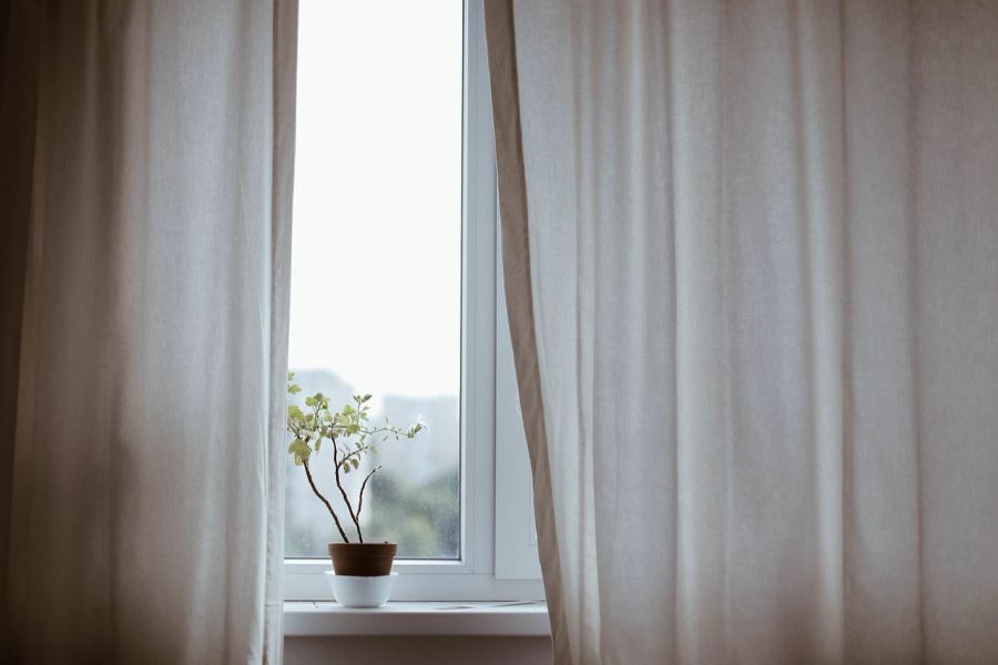 Es kann helfen, wenn man in der Nacht die Fenster öffnet.