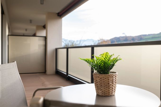 Die Ferienwohnungen der Senevita Dorfmatt besitzen auch einen Balkon.
