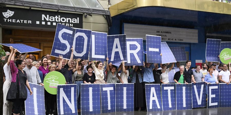 Die Delegierten der Grünen bei einer Fotoaktion für die Solar-Initiative.