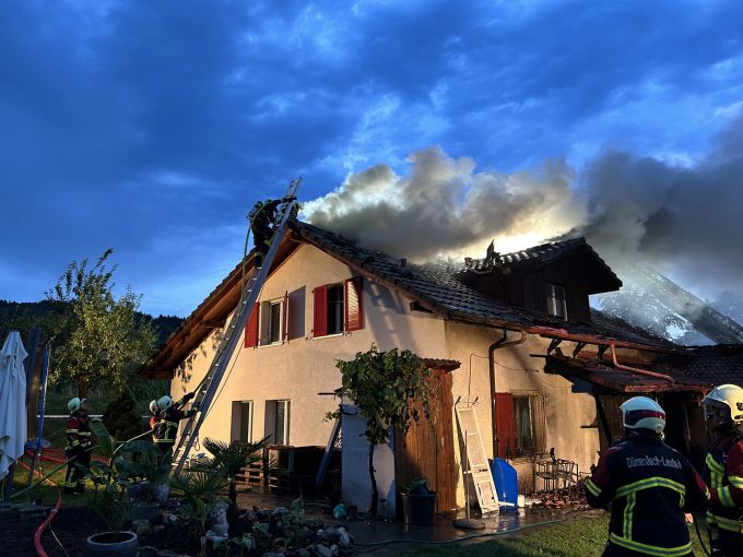 Die Feuerwehr hatte den Brand rasch unter Kontrolle. Feuerwehr löscht Brand.