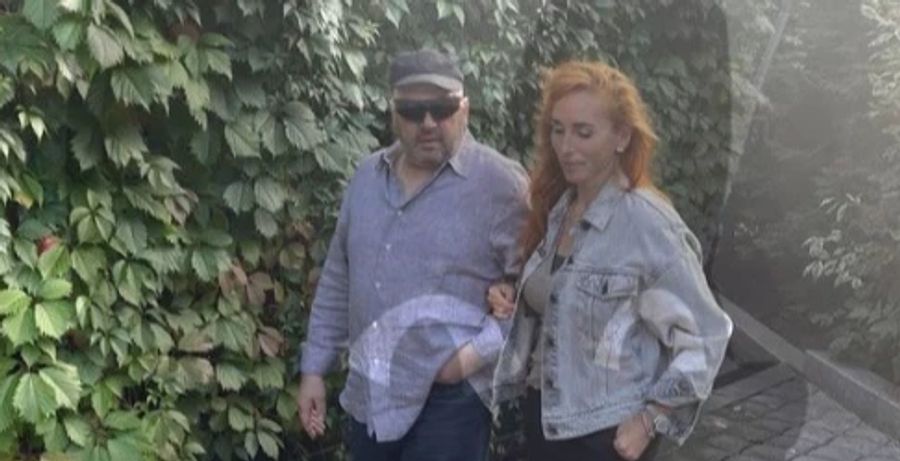 Nun tauchte ein angeblich aktuelles Bild auf, dass den General mit seiner Frau zu zeigen scheint.