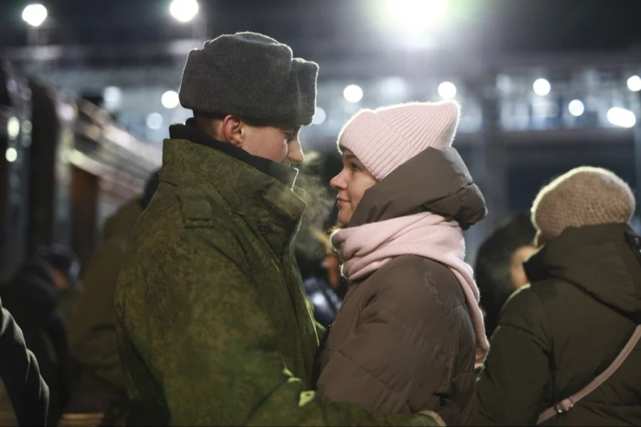 Ein Paar verabschiedet sich unmittelbar bevor Soldaten in Russland den Zug zur Front besteigen.