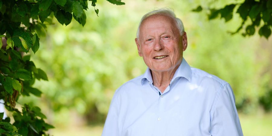 Oskar Lafontaine steht in seinem Garten in der Nähe von Merzig.
