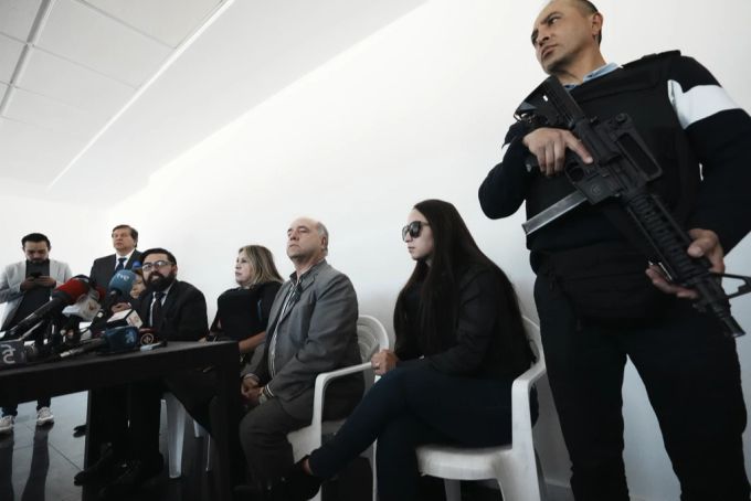 Die Familie von Villavicencio macht der Regierung in Ecuador schwere Vorwürfe. Pressekonferenz Ecuador Villavicencio Wahlen