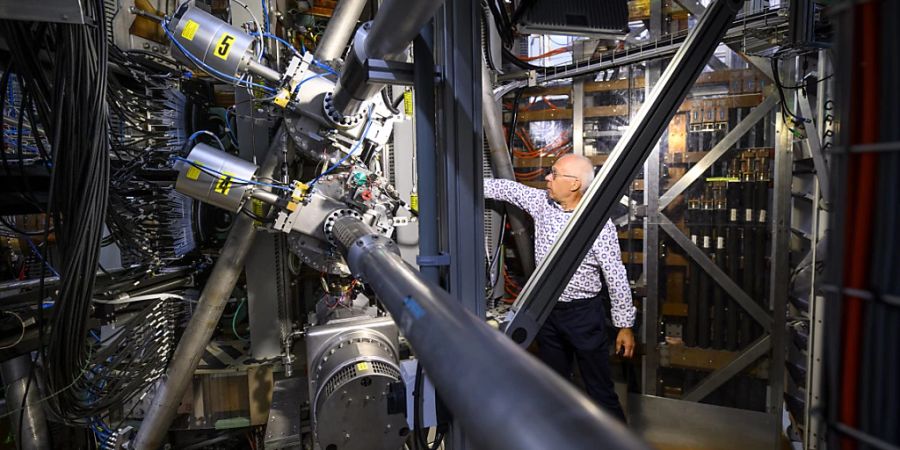 Yves Martin, Vizedirektor des Swiss Plasma Center an der EPFL zeigt den Fusionsreaktor Tokamak.