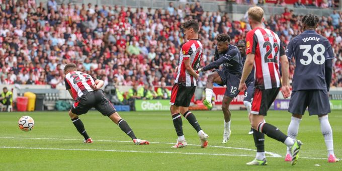 Emerson Royal (M) von Tottenham Hotspur trifft zum 2:2. Emerson Royal (M) von Tottenham Hotspur trifft zum 2:2.