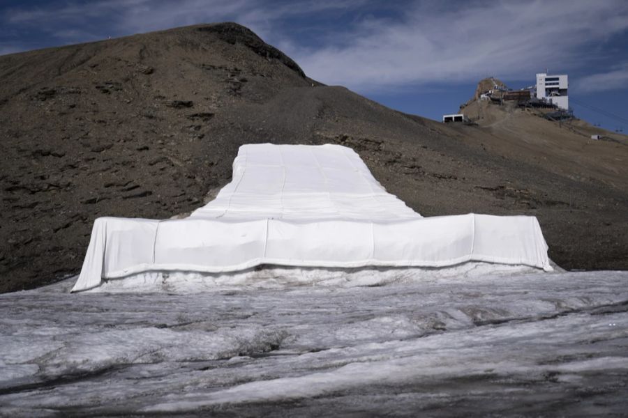 Eine weisse Decke soll den Scex Rouge Gletscher und den Tsanfleuron Gletscher vor dem Schmelzen bewahren.