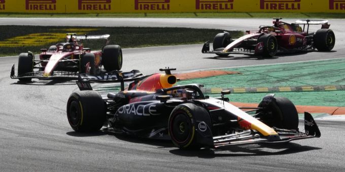 Max Verstappen lässt die beiden Ferrari-Piloten in Monza hinter sich. Max Verstappen