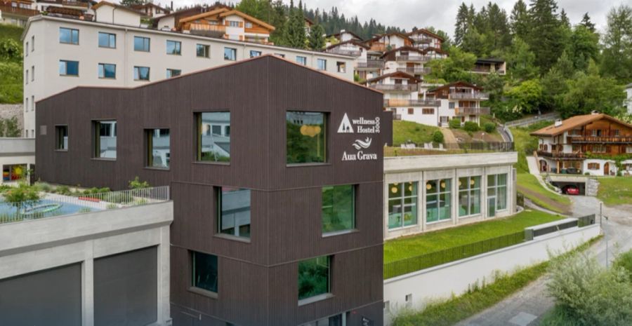 Das Wellness Hostel 3000 in Laax GR von aussen.