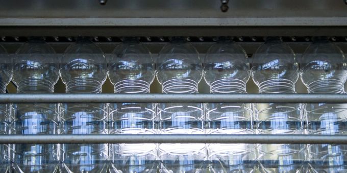 Bisphenol A ist eine synthetische Chemikalie, die beispielsweise in Plastikflaschen und Konservendosen verwendet wird, aber auch in Trinkwasserleitungen. Bisphenol A ist eine synthetische Chemikalie, die beispielsweise in Plastikflaschen und Konservendosen verwendet wird, aber auch in Trinkwasserleitungen.