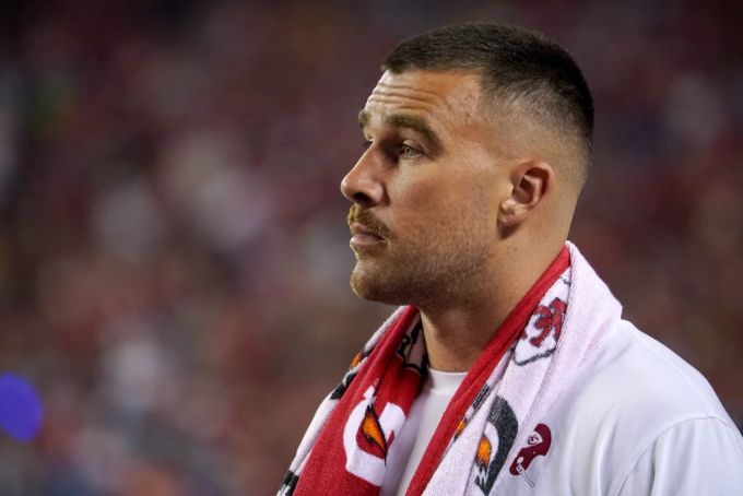 Travis Kelce, die Lieblingsanspielstation von Patrick Mahomes, musste die NFL-Auftaktpartie wegen einer leichten Knieverletzung vom Spielfeldrand aus verfolgen. Kalce